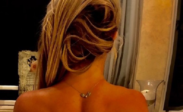 Detalhe da foto de Britney Spears nua sem a presença da tatuagem em seu pescoço (Foto: Instagram)