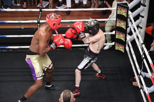 O ex-jogador de basquete Lamar Odom enfrentando o músico Aaron Carter em luta de boxe (Foto: Getty Images)