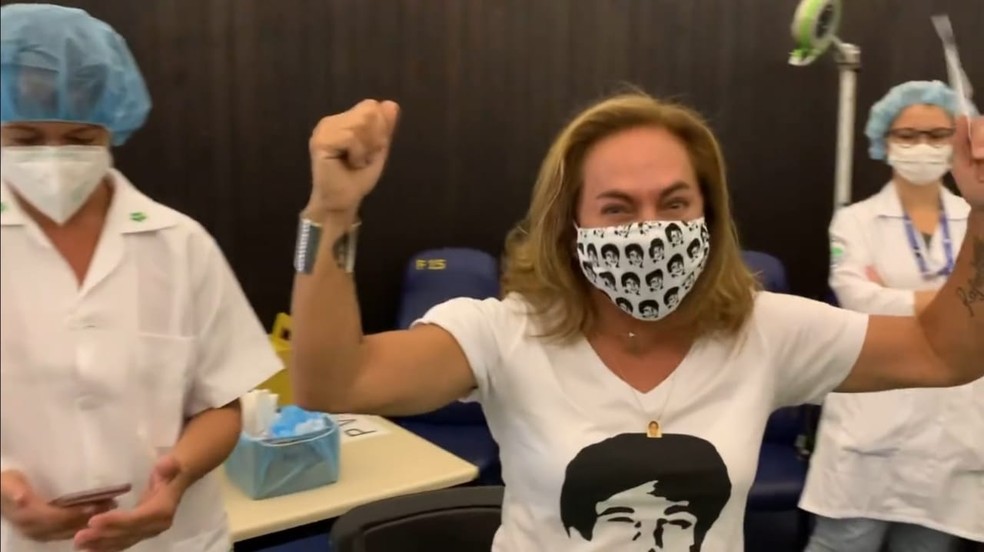 Cissa Guimarães comemora a primeira dose da vacina contra a Covid no Rio — Foto: Reprodução/Redes sociais