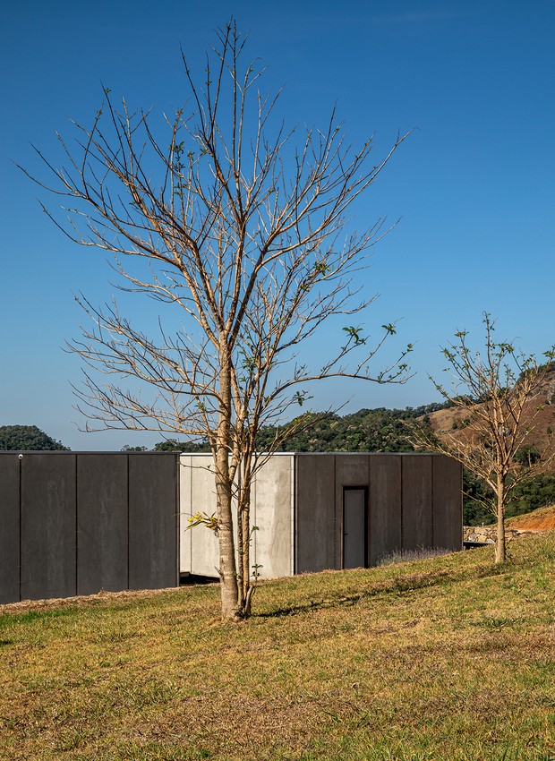 Projeto da HUS Arquitetos, a casa de veraneio de 400 m² foi montada em terreno em Gonçalves, MG, com módulos de 36 m² e de 72 m² (Foto: Pedro Mascaro / Divulgação)