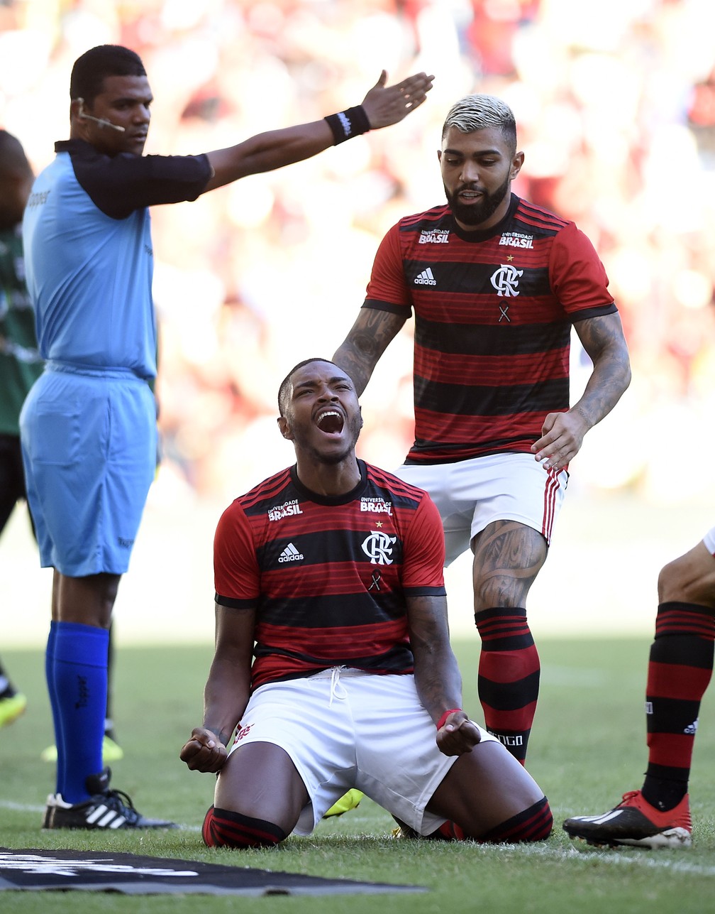 Vitinho comemora seu gol contra o Americano â€” Foto: AndrÃ© DurÃ£o