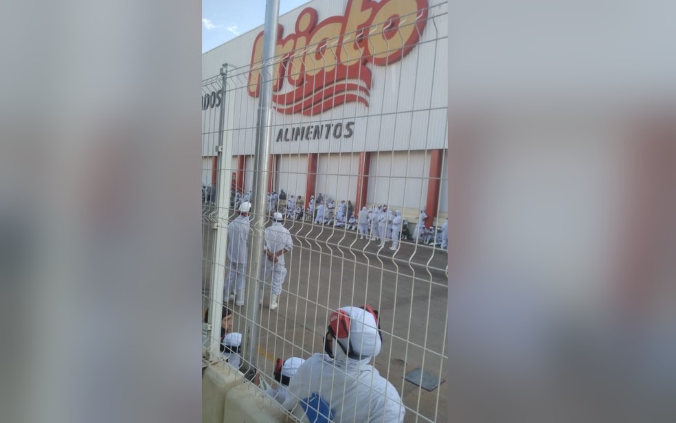 Friato informou que sete funcionários foram levados a hospital após vazamento de amônia em Pires do Rio, Goiás — Foto: Reprodução/TV Anhanguera