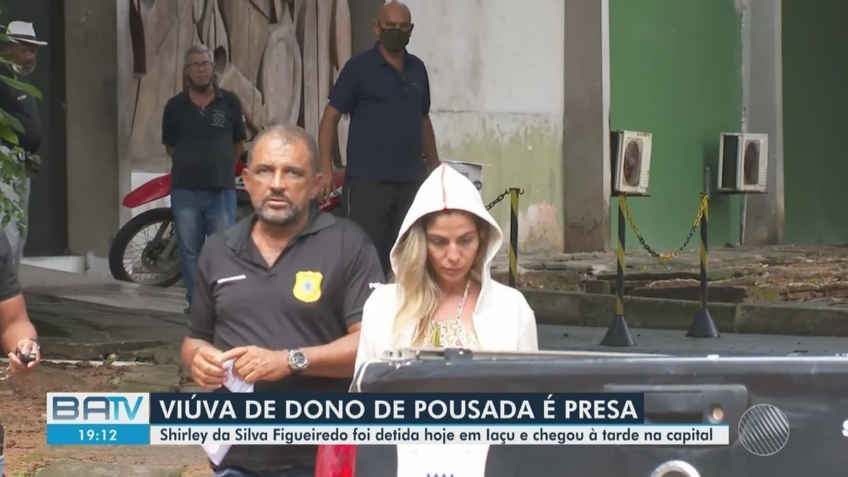 Após Ser Presa Suspeita De Envolvimento Na Morte Do Marido Empresário Chega Em Salvador Bahia