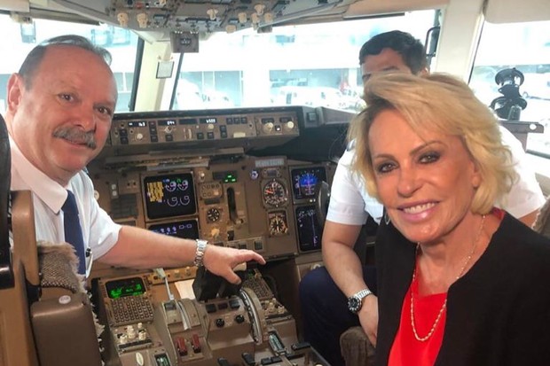 Ana Maria Braga posa com piloto e copiloto (Foto: Reprodução/Instagram)
