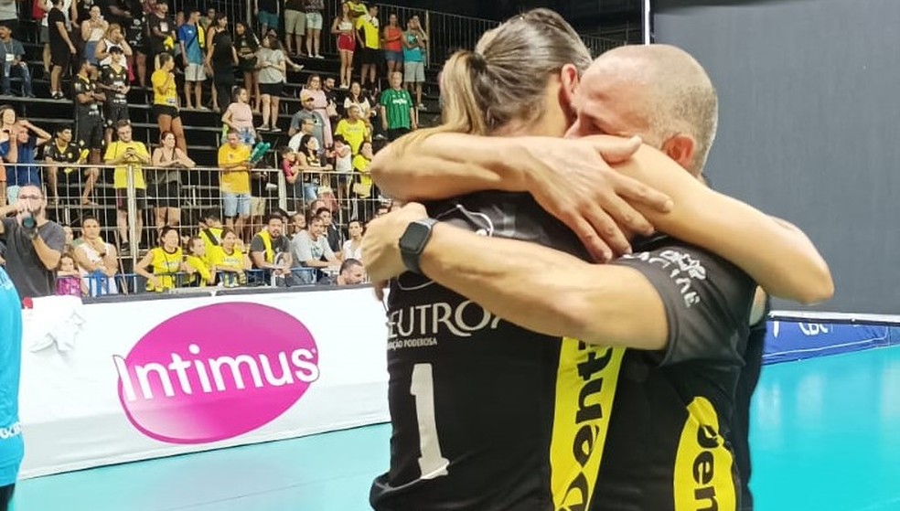 Walewska e Paulo Coco se abraçaram ao fim da partida — Foto: Praia Clube/Divulgação