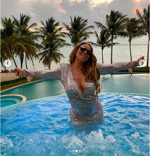 A cantora Mariah Carey com seu vestido de gala dentro da piscina do hotel no qual ficou hospedada na República Dominicana (Foto: Instagram)