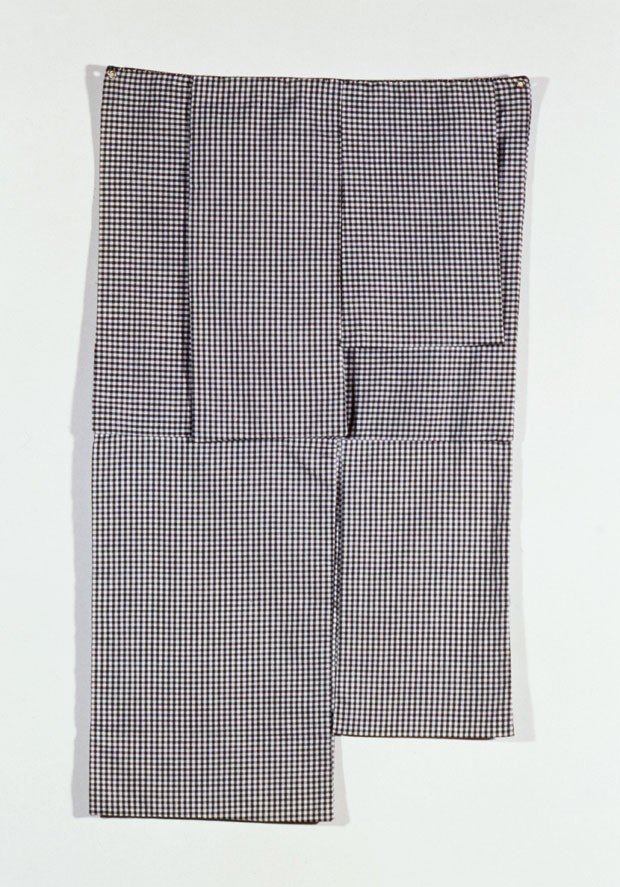 Roupa de homem, 1992, costura em algodão, 64 x 36 cm (Foto: Rômulo Fialdini / Divulgação)
