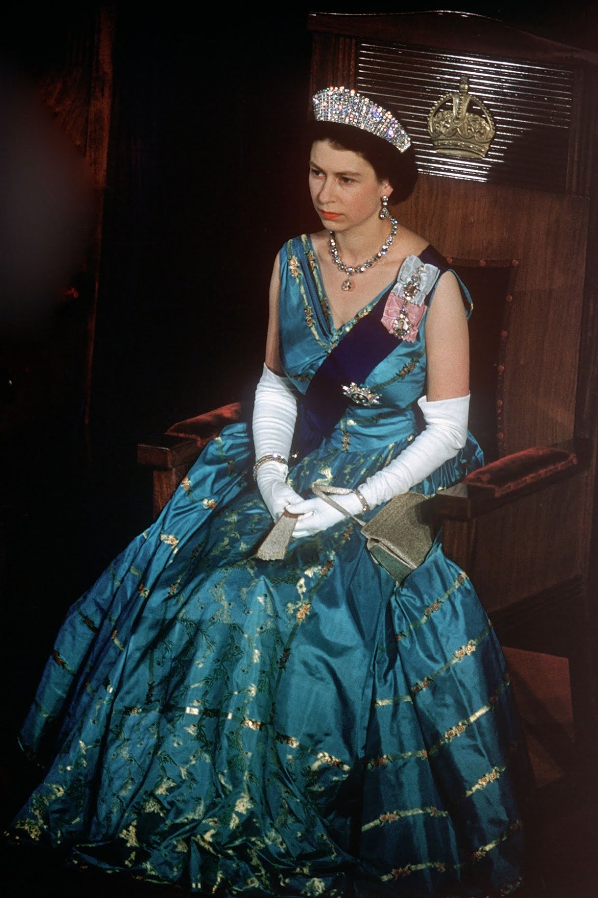 A Rainha em um vestido de noite azul escuro metálico (Foto: Reprodução/Instagram @Royalcollectiontrust)