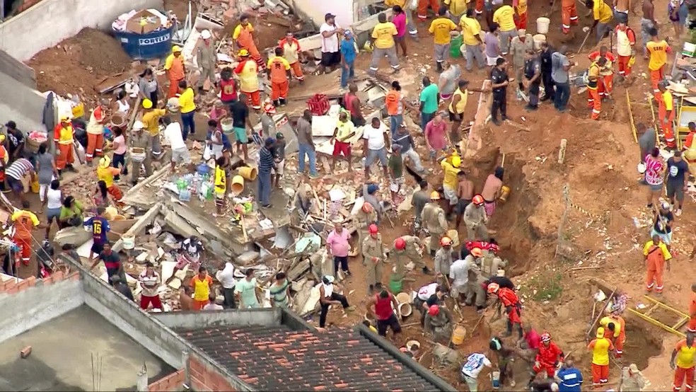 Agentes e moradores ajudam no resgate no Morro da Esperança — Foto: Reprodução/TV Globo