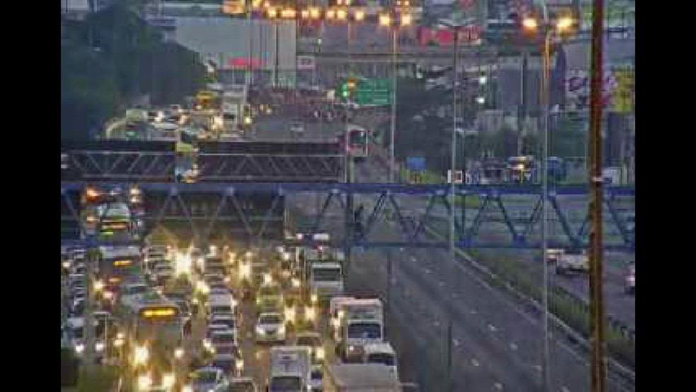 Às 6h26, trânsito era intenso na Rodovia Washington Luís. (Foto: Reprodução/ TV Globo)