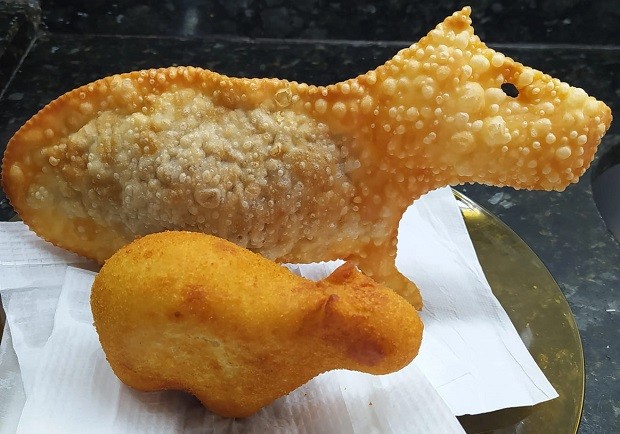 Feirante viraliza com pastel e coxinha em formato de capivara e