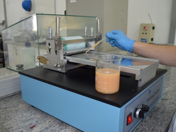 Em laboratório, aplicação do verniz é testada em embalagem através de equipamento que simula impressora flexográfica (Foto: Anjo Tintas/Divulgação)