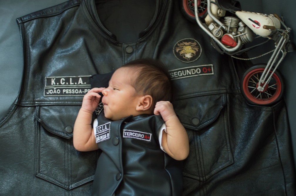 Recém nascido usou colete do motoclube do pai, em fotos com inspiração na série Sons of Anarchy (Foto: Keicy Victor/Divulgação)