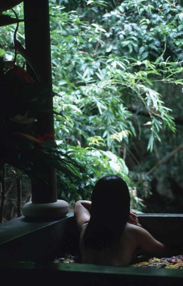 LANGKAWI, MALAYSIA - 2003/09/01: A guest relaxes in a herbal bath at the Datai's Mandara Spa in Malaysia's north. Set within a 10,000 year-old virgin rainforest, the Datai is famed for its wilderness, which all the spa villas look out onto. Escaping the d (Foto: LightRocket via Getty Images)