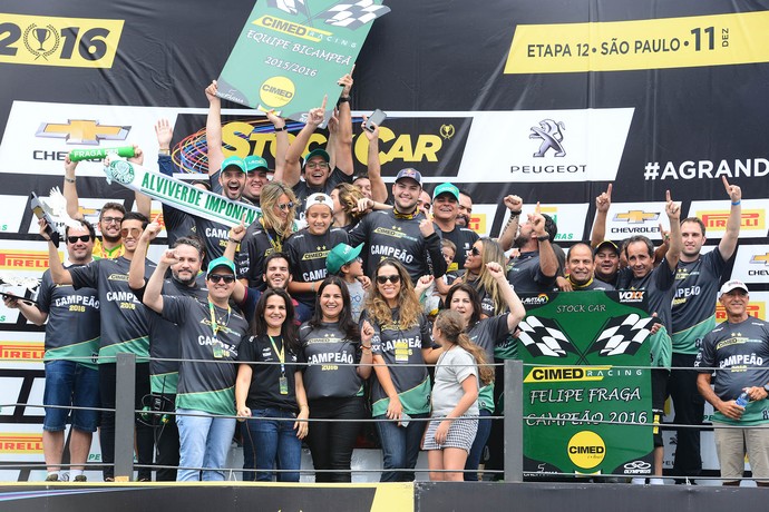 Felipe Fraga e equipe CRT comemoram o título da Stock Car (Foto: Fernanda Freixosa)