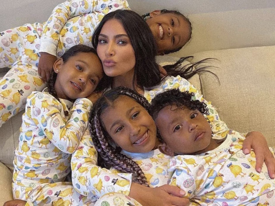 Kim Kardashian e os quatro filhos: North, Chicago, Saint e Psalm