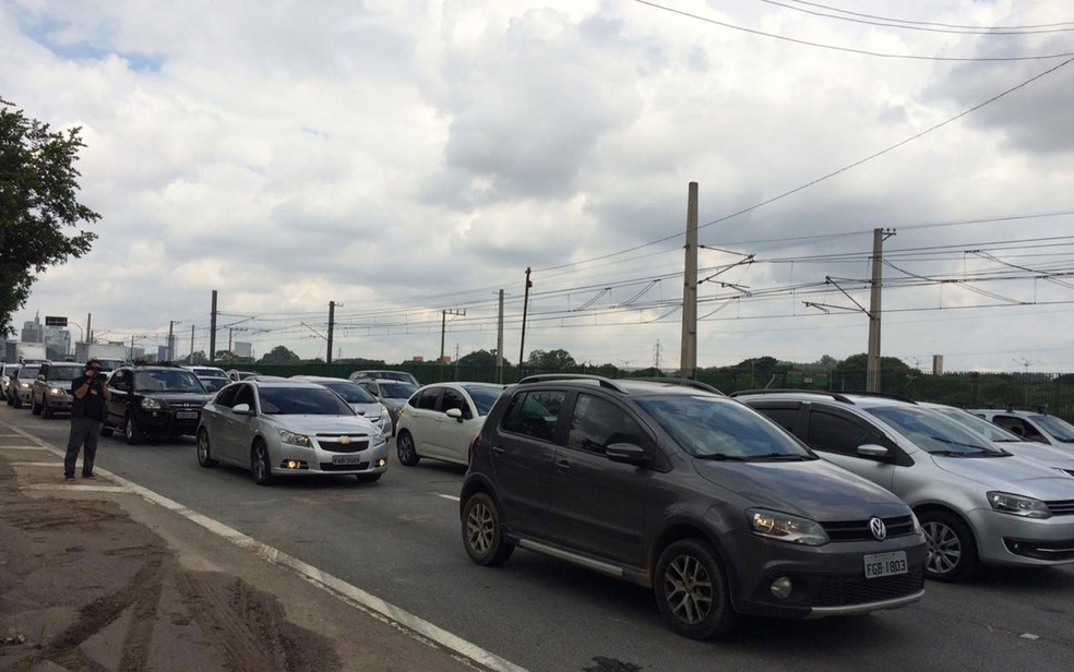 Carros voltam a circular no viaduto que cedeu na Marginal Pinheiros apÃ³s quatro meses de interdiÃ§Ã£o â Foto: Giba Bergamin/TV Globo
