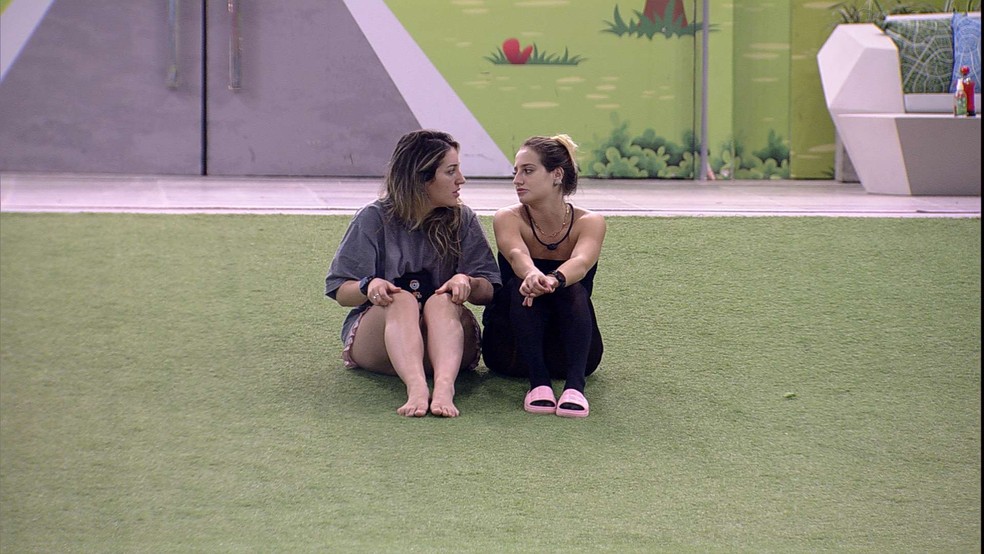 Emparedada, Bruna Griphao se emociona e é consolada por Amanda: 'Estou com muito medo' — Foto: Globo
