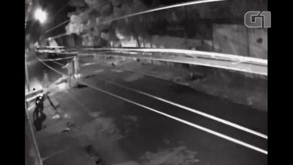 Vídeo mostra policial militar ser baleado em Teresina — Foto: Reprodução