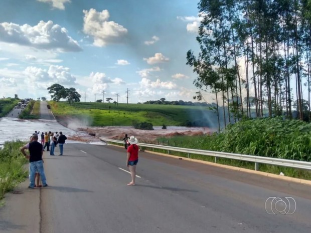 Parte da rodovia ficou completamente tomada pela água da represa, na GO-070 (Foto: Reprodução/TV Anhanguera)