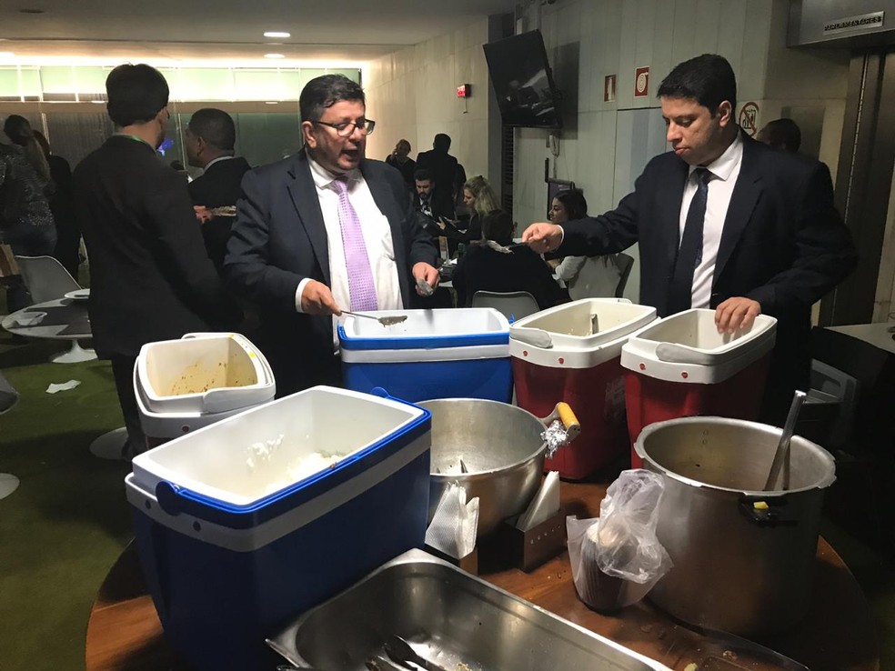Deputado Fabio Ramalho (MDB-MG) serviu comida mineira aos colegas durante a votação da reforma da Previdência em segundo turno — Foto: Daumildo Júnior/G1