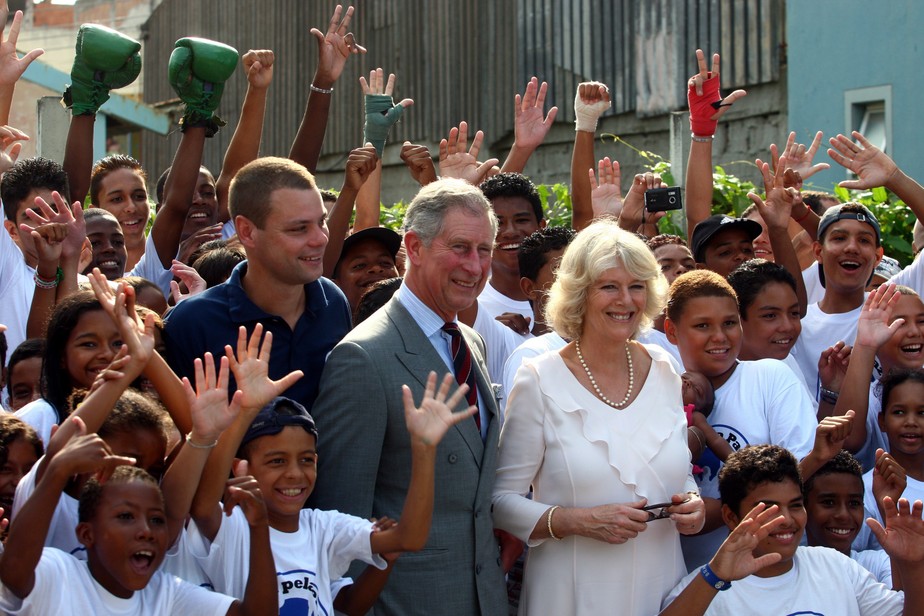 Príncipe Charles e a duquesa da Cornualha visitam a Favela Nova Holanda , no Rio de Janeiro