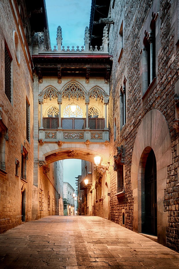 Barri Gothic Quarter and Bridge of Sighs in Barcelona, Catalonia, Spain (Foto: Getty Images/iStockphoto)