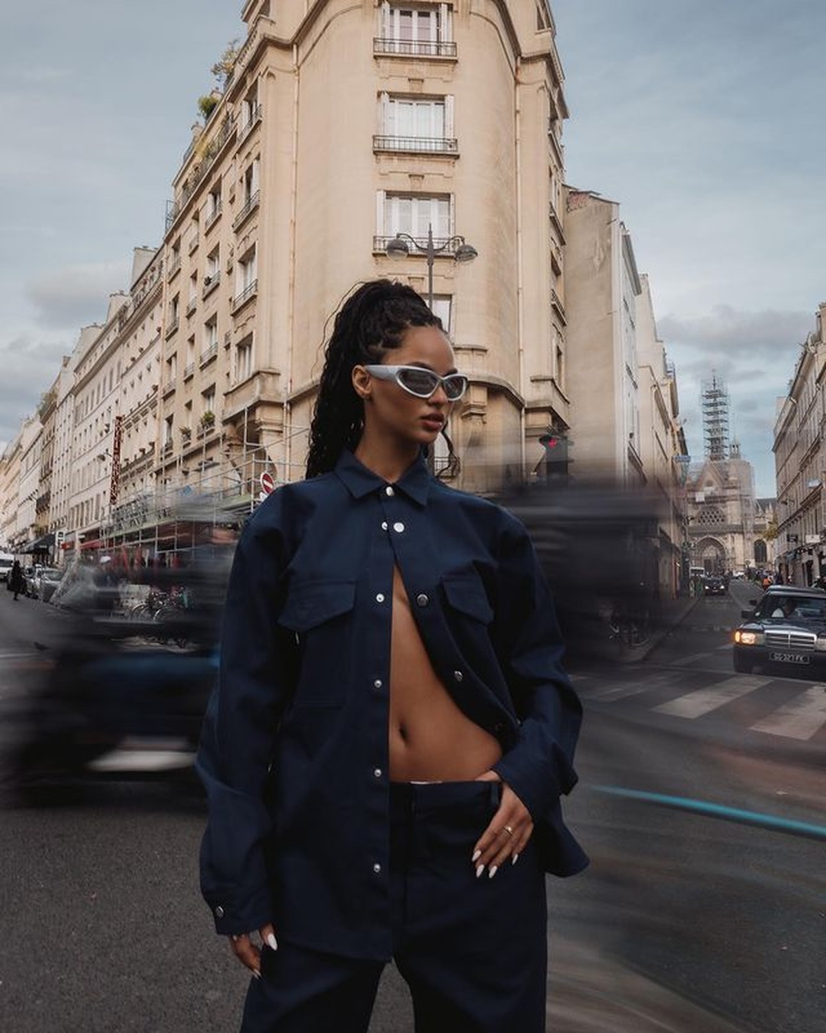 Juliana Nalú aposta em look all-jeans em ensaio de fotos em Paris ...