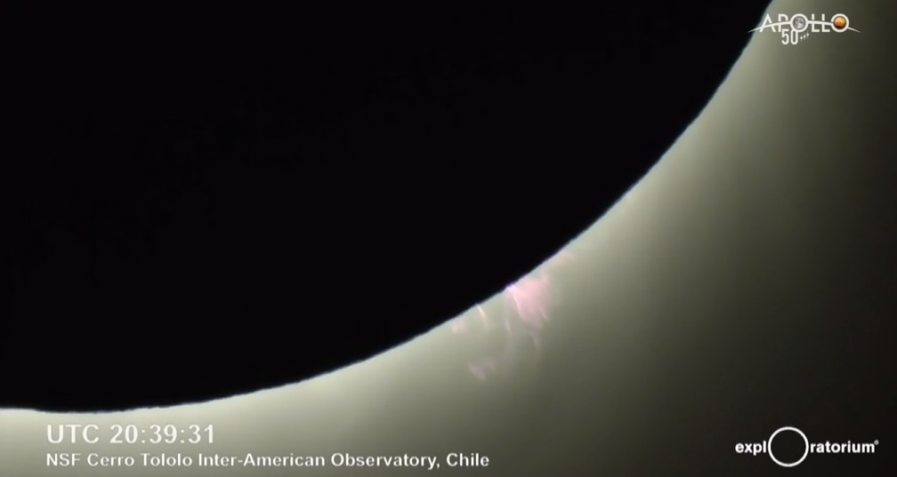 Eclipse registrado pelo Observatório Inter-americano de Cerro Tololo, no Chile, detalhe da prominência solar. — Foto: Reprodução/Nasa