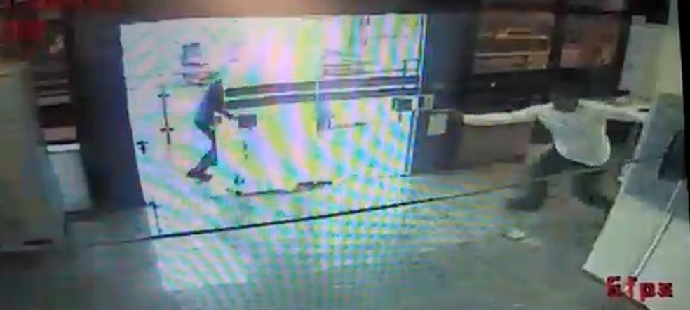 Vídeo mostra vigilante sendo morto por bandido em assalto no Recife — Foto: Reprodução/WhatsApp