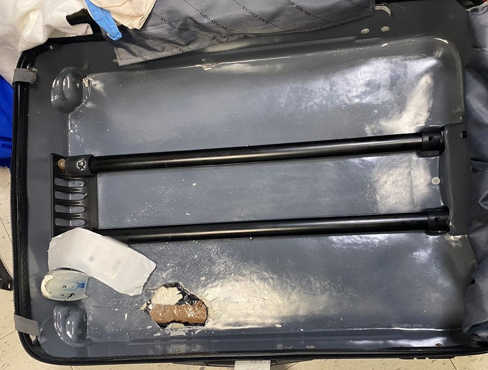 Cocaína estava escondida no forro da mala — Foto: Divulgação/PF