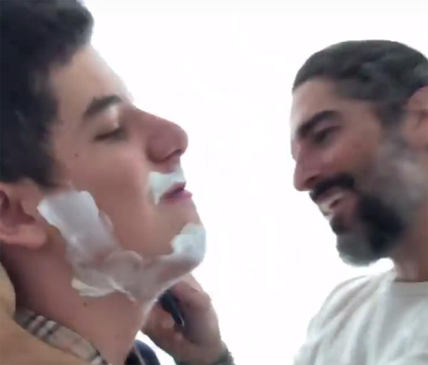 Suzana Gullo flagra Mion fazendo a barba de Romeu (Foto: Reprodução/Instagram)