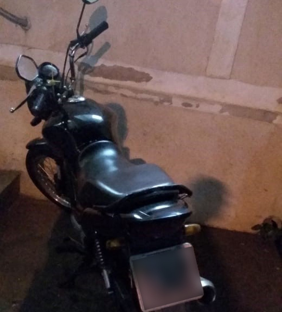 Motocicleta também foi apreendida pela PM — Foto: Polícia Militar/Cedida
