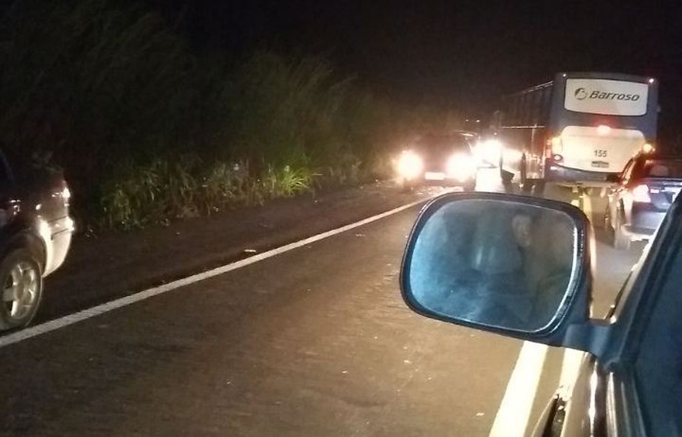 Trânsito foi interrompido na BR-343 (Foto: Polícia Militar do Piauí)