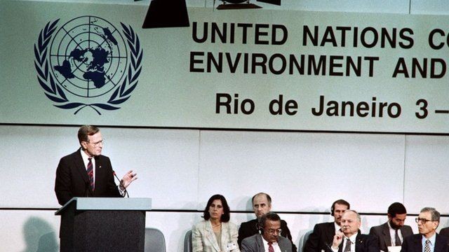 O pai de George W. Bush, então presidente George Bush, participou da Rio-92, que lançou ações para proteger o clima (Foto: DANIEL GARCIA/GETTY IMAGES)
