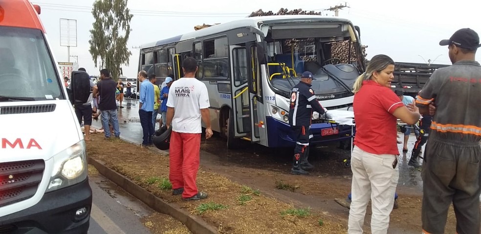 Criança de 4 anos fratura a perna em acidente entre caminhão e ônibus na BR-242 — Foto: Adê Cerrado/Cerrado em foco