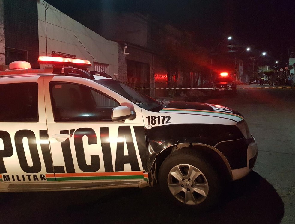 Homem estava caminhando pela rua quando dois suspeitos o atacaram no bairro Autran Nunes. — Foto: Rafaela Duarte/ SVM