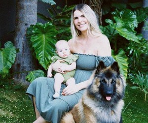 Julia Faria sobre a filha conviver com o cachorro: "Só traz coisa boa"