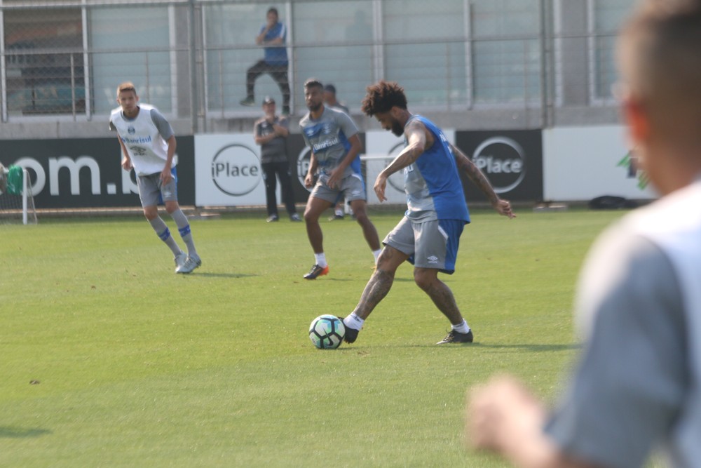 Renato relaciona 23 atletas para viagem e deixa Luan, Geromel, Grohe e Barrios fora