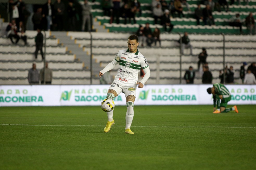 Bruno Gomes tem renovação automática até 2023 com permanência do Coritiba  na Série A