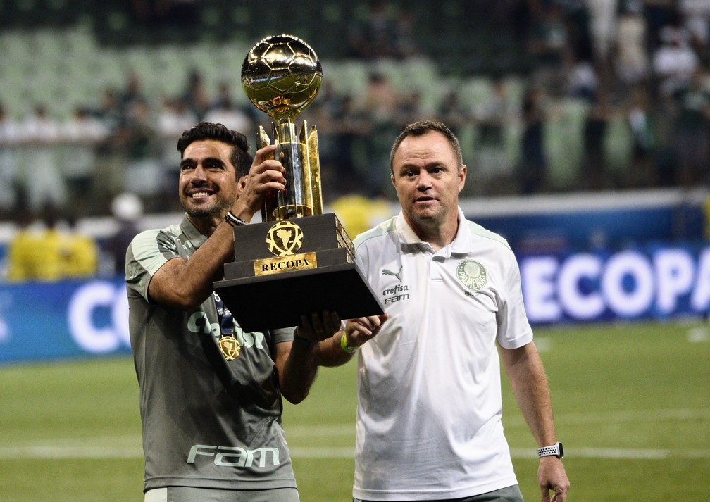 Abel Ferreira levanta taça da Recopa Sul-Americana no Palmeiras — Foto: Marcos Ribolli