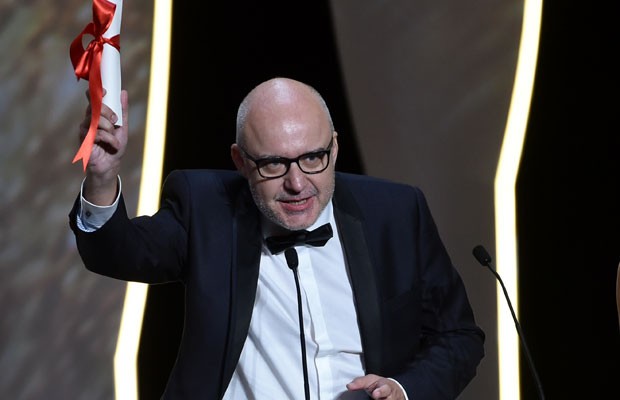 Juanjo Gimenez, diretor de 'Timecode', recebe o prêmio de melhor curta-metragem da 69ª edição do Festival de Cannes. (Foto: Alberto Pizzoli/France Presse)