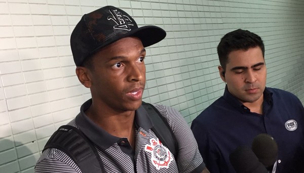 Jô admite que título do Corinthians está perto, mas promete 