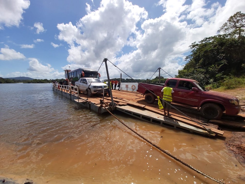 Percurso entre Georgetown e Bonfim inclui viagem de balsa para travessia do rio Esquibo — Foto: Robson Moreira/Rede Amazônica Roraima