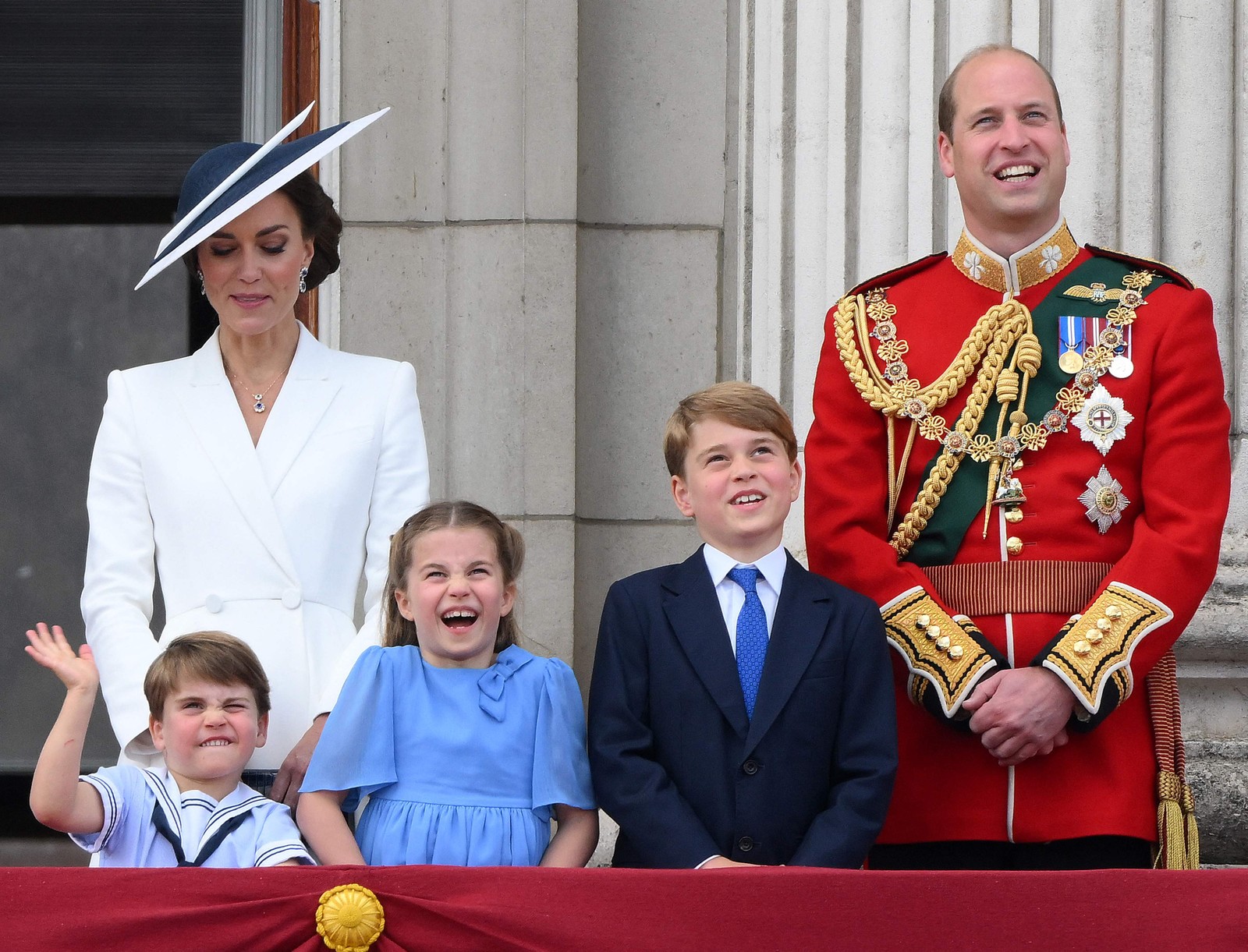 Catherine, Duquesa de Cambridge e o Príncipe Britânico William, duque de Cambridge, estão com seus filhos, o príncipe Louis, a princesa Charlotte e o príncipe George — Foto: DANIEL LEAL / AFP