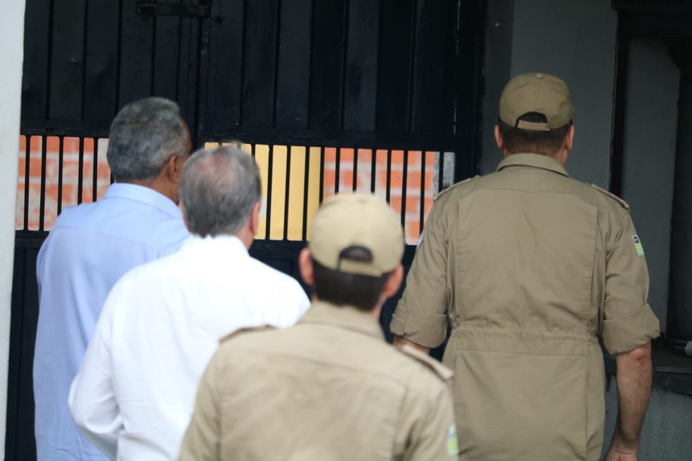 Vistoria do Corpo de Bombeiros no estádio Lindolfo Monteiro — Foto: Arthur Ribeiro