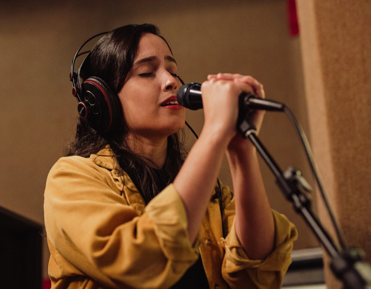 Cantora mineira Lulis avental álbum autoral produzido por Kassin |  Weblog do Mauro Ferreira