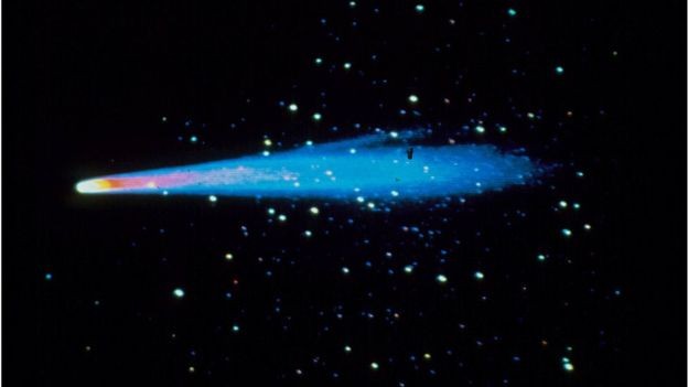 Resquícios deixados para trás pelo cometa Halley centenas de anos atrás geram a chuva de meteoros Eta Aquáridas. (Foto: Getty Images)