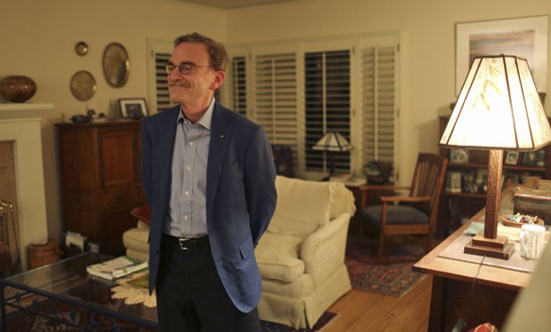 O professor Schekman em sua casa na Califórnia, nesta segunda (7) (Foto: Robert Galbraith/Reuters)