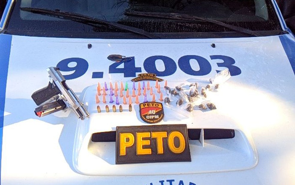 Material apreendido com suspeito morto após confronto (Foto: Divulgação/ SSP-BA)
